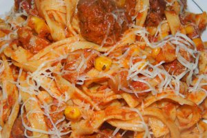 Tagliatelle cu chiftelute, ciuperci si porumb