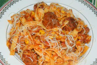 Tagliatelle cu chiftelute, ciuperci si porumb