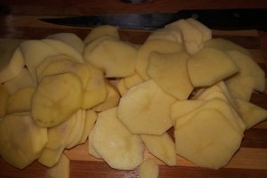 Cartofi cu chiftelute la cuptor