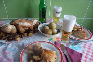 Pui la rotisor, cu cartofi, ciuperci si usturoi