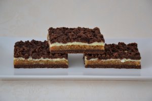 Desert prajitura razuita cu blat de cacao si umplutura de mere si branza