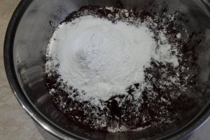 Desert prajitura razuita cu blat de cacao si umplutura de mere si branza