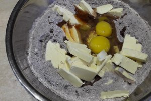 Desert prajitura razuita cu blat de cacao si umplutura de mere si branza