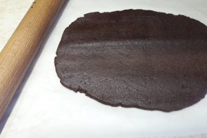 Desert prajitura razuita cu blat de cacao si umplutura de mere si branza
