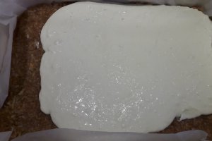 Desert prajitura razuita cu blat de cacao si umplutura de mere si branza