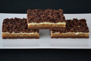 Desert prajitura razuita cu blat de cacao si umplutura de mere si branza