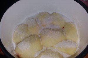 Desert tort de mere caramelizate, cu frisca