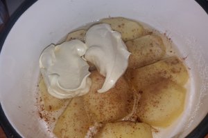 Desert tort de mere caramelizate, cu frisca