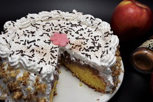 Desert tort de mere caramelizate, cu frisca