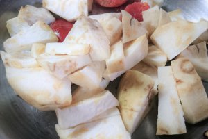 Fasole boabe cu jambon si piept afumat- la vas roman