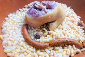 Fasole boabe cu jambon si piept afumat- la vas roman