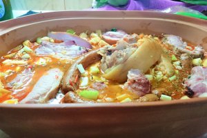 Fasole boabe cu jambon si piept afumat- la vas roman