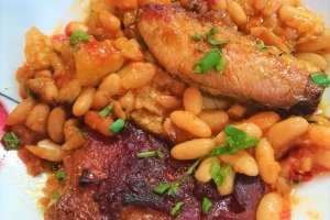 Fasole boabe cu jambon si piept afumat- la vas roman