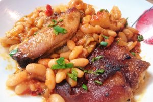 Fasole boabe cu jambon si piept afumat- la vas roman