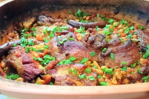 Fasole boabe cu jambon si piept afumat- la vas roman
