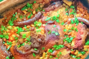 Fasole boabe cu jambon si piept afumat- la vas roman