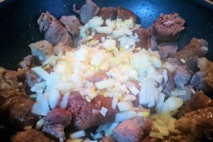 Tocanita ardeleneasca de porc, cu carnati afumati