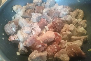 Tocanita ardeleneasca de porc, cu carnati afumati
