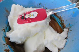 Desert prajiturele cu ganache de ciocolata alba si sos de portocale