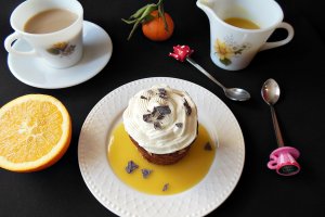 Desert prajiturele cu ganache de ciocolata alba si sos de portocale