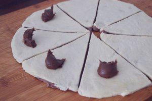Desert cornulete bicolore cu ciocolata si sirop caramel