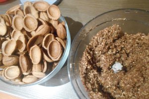 Desert nuci cu crema de nuca si gem de caise