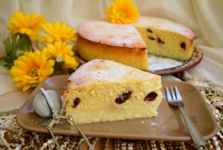 Desert prajitura saseasca cu branza dulce si merisoare