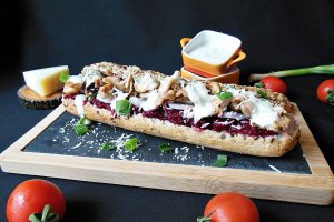 Sandwich cu pui si sfecla