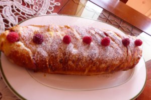 Desert strudel cu branza si zmeura