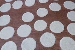 Desert gogosi pufoase umplute cu crema de ciocolata