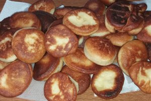 Desert gogosi pufoase umplute cu crema de ciocolata