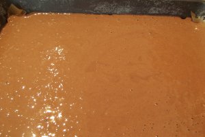 Desert negresa cu zahar caramelizat si crema de nuci
