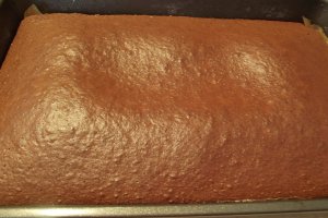Desert negresa cu zahar caramelizat si crema de nuci