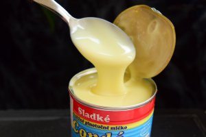 Desert negresa cu zahar caramelizat si crema de nuci