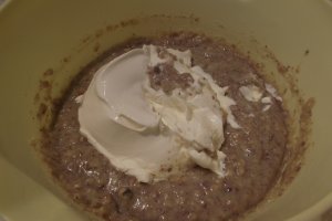 Desert negresa cu zahar caramelizat si crema de nuci