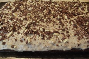 Desert negresa cu zahar caramelizat si crema de nuci