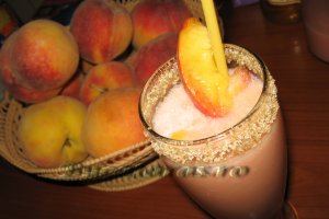 Cocktail cu piersici, inghetata si ceai de fructe