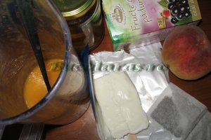 Cocktail cu piersici, inghetata si ceai de fructe