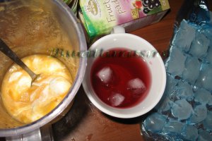 Cocktail cu piersici, inghetata si ceai de fructe