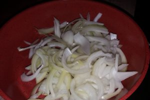 Tochitura cu rinichi si ceapa caramelizata