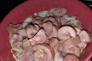 Tochitura cu rinichi si ceapa caramelizata