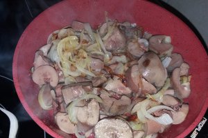 Tochitura cu rinichi si ceapa caramelizata