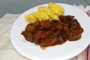 Tochitura cu rinichi si ceapa caramelizata
