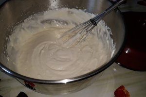 Desert chec cu albusuri si biscuiti Oreo
