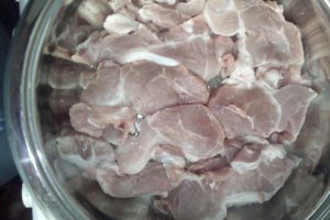 Friptura de porc la tigaie si garnitura de napi prajiti