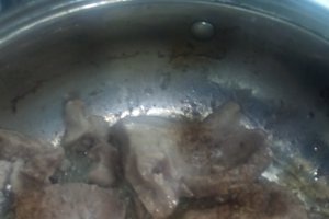 Friptura de porc la tigaie si garnitura de napi prajiti