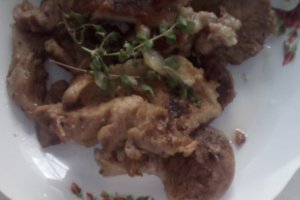 Friptura de porc la tigaie si garnitura de napi prajiti