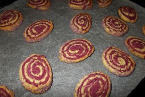 Desert biscuiti bicolori cu gust de zmeura