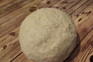 Paratha sau paine plata foietajata preparata la tigaie