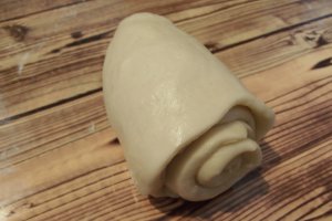 Paratha sau paine plata foietajata preparata la tigaie